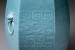 CHINE, XIXe Paire de TABOURETS hexagonaux TONNELETS en porcelaine émaillée...