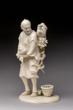 JAPON, Époque MEIJI (1868 - 1912). OKIMONO en ivoire, figurant...