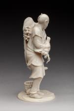 JAPON, Époque MEIJI (1868 - 1912). OKIMONO en ivoire, figurant...