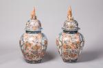 JAPON, XIXe Importante PAIRE de POTICHES IMARI en porcelaine décorée...