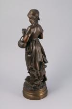 Mathurin MOREAU (Dijon, 1822 - Paris, 1912)Fillette lisant.Bronze à patine...