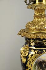 PAIRE de LAMPES à PÉTROLE en bronze doré, porcelaine et...