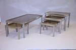 Cinq TABLES BASSES GIGOGNES 
en aluminium, cadre en laiton et...
