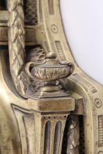 CARTEL D'APPLIQUE en bronze ciselé. L'amortissement reçoit une importante urne...