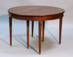TABLE de SALLE-à-MANGER de forme ovale en bois fruitier. .Elle...