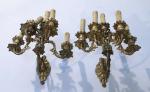 PAIRE d'APPLIQUES en bronze à cinq lumières. Riche décor d'acanthes,...
