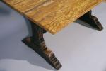 TABLE en TRAVERTIN de forme rectangulaire. 
Piètement en bois naturel...