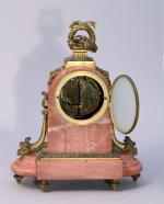 GARNITURE de CHEMINÉE en marbre rosé et bronze ciselé et...