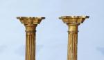 Paire de SELLETTES de forme colonneen bois doré, les colonnes...