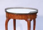 TABLE VOLANTE de forme ovale en placage de bois de...