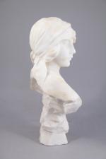 Emmanuel VILLANIS (1858-1914)Jeune femme aux deux médailles.Buste en albâtre signé.Haut....