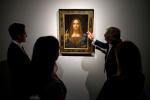 En 2017, un Christ en Salvator Mundi attribué à Léonard de Vinci avait été adjugé 450 millions de dollars chez Christie’s, il a été depuis contesté. TOLGA AKMEN / AFP