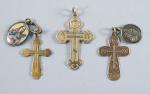 TROIS CROIX-PENDENTIFS orthodoxes en or. - Grande croix, poinçon de...