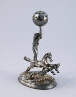 PORTE CURE-DENTS en bronze argenté figurant un acrobate se tenant...