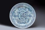 Ulysse BERTRAND (1851-1941)Grand plat au Chinoisen céramique émaillée peinte de...