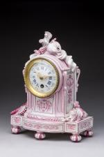 PENDULE "LOUIS XVI à COLOMBES"
en céramique émaillée de camaïeu rose...