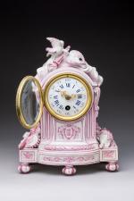 PENDULE "LOUIS XVI à COLOMBES"
en céramique émaillée de camaïeu rose...