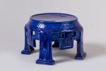 SOCLE de vase de forme chinoiseen céramique à fond bleu.Diam....