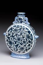 GOURDE BIANHU, 1855-1860.en céramique à décor émaillé bleu sur fond...