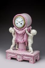 PENDULE aux PUTTI, c. 1866-1875en céramique émaillée en camaïeu rose...