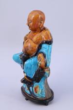 CHINE - Époque MING (1368-1644), XVIIeMAGOT en céramique vernissée. Signé.Haut....