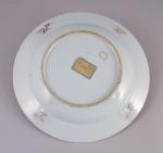 CHINE - XVIIIePLAT rond en porcelaine à décor polychrome de...