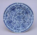 CHINE - XVIIIe

Grand PLAT en porcelaine à décor floral bleu...