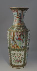CHINE, CANTON - XIXe

Grand VASE en porcelaine à décor polychrome...