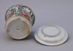 CHINE, CANTON - XIXe CACHE-POT en porcelaine à décor polychrome...