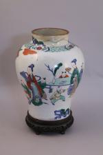 CHINE - XIXeVASE balustre en porcelaine à décor polychrome rayonnant...