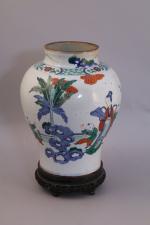 CHINE - XIXeVASE balustre en porcelaine à décor polychrome rayonnant...