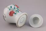 CHINE - XIXe

POTICHE en porcelaine à décor en émaux polychromes...