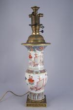 CHINE - XIXeVASE de forme yanyan en porcelaine à décor...
