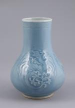 CHINE - XIXePetit VASE balustre en porcelaine émaillée clair de...