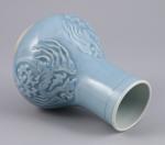 CHINE - XIXePetit VASE balustre en porcelaine émaillée clair de...
