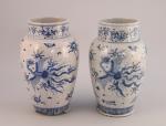 CHINE - XIX-XXePaire de VASES en porcelaine craquelée bleue et...