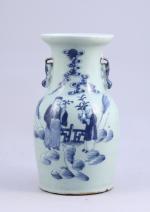 CHINE - Vers 1900VASE balustre à décor en camaïeu bleu...