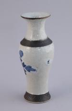 CHINE, NANKIN - Vers 1900VASE chinois, en porcelaine à fond...