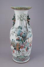CHINE, CANTON - Vers 1900VASE de forme balustre en porcelaine...