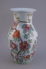 CHINE - Début XXeVASE balustre en porcelaine à décor floral...
