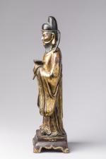 CHINE - Style MINGDIGNITAIRE en bronze doré, debout sur un...