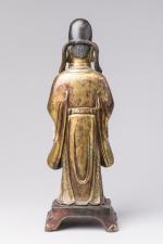 CHINE - Style MINGDIGNITAIRE en bronze doré, debout sur un...