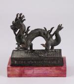 CHINE - XXeDRAGON à trois griffes en bronze sur une...