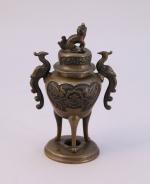 CHINE - XXeBRÛLE-PARFUM tripode en bronze. Les anses figurent des...