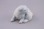 JAPON - Époque MEIJI (1868-1912)CHIOT porcelaine blanche, assis tournant la...