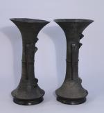 JAPON - Époque MEIJI (1868-1912)

Paire de VASES cornets en bronze...