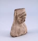 IVe siècle avant J.-C.
BUSTE de femme en terre cuite.

Haut. 11,5,...