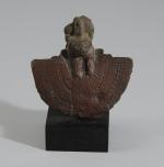 ÉGYPTE - Basse ÉpoquePENDENTIF D'ÉGIDE en bronze.Haut. 6,7, Larg. 6,5...