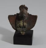 ÉGYPTE - Basse ÉpoquePENDENTIF D'ÉGIDE en bronze.Haut. 6,7, Larg. 6,5...