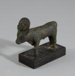 ÉGYPTE - Basse ÉpoqueBUF APIS en bronze.Haut. 6, Long. 7,6,...